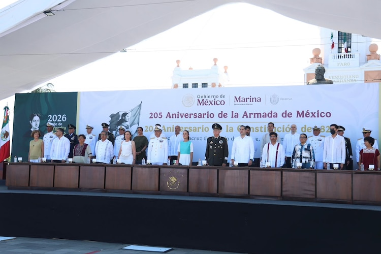 Claudia Sheinbaum encabezó la ceremonia por el aniversario de la Armada de México en Veracruz.