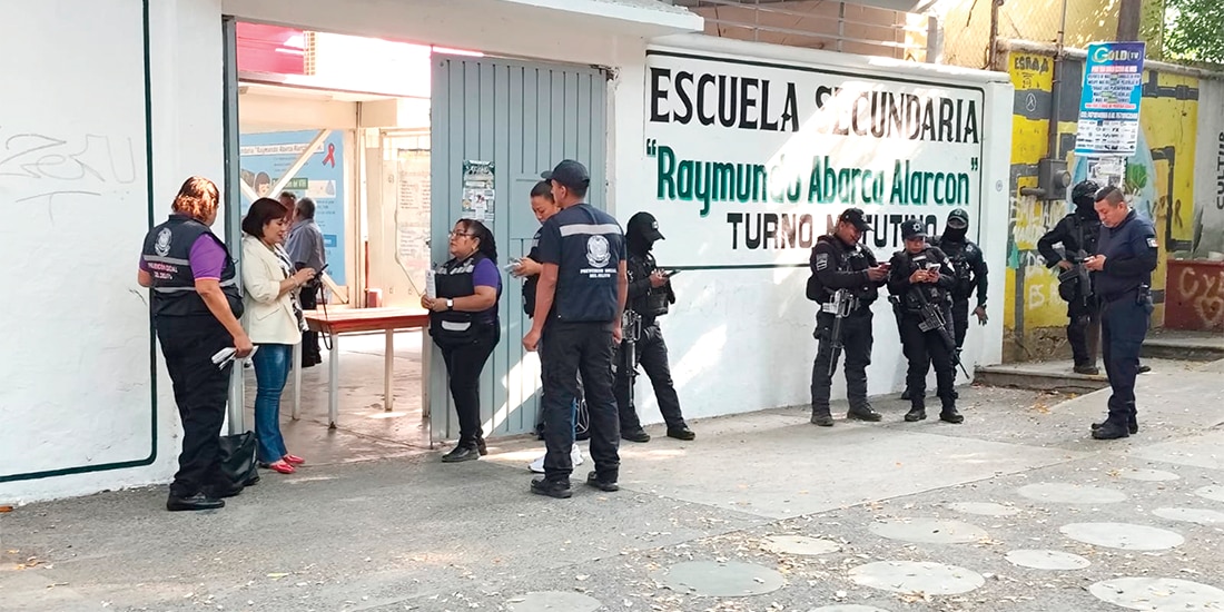Estudiantes de la secundaria Raymundo Abarca Alarcón, en Chilpancingo, Guerrero, fueron desalojados