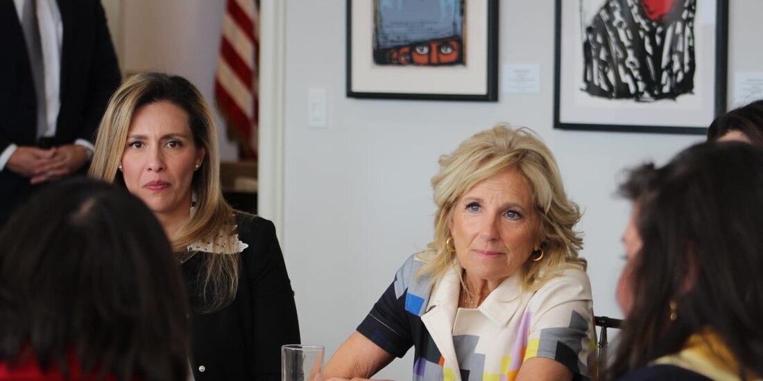 La primera dama de Estados Unidos, Jill Biden, durante un encuentro con mujeres empresarias y emprendedoras en la casa del embajador de Estados Unidos en México, Ken Salazar