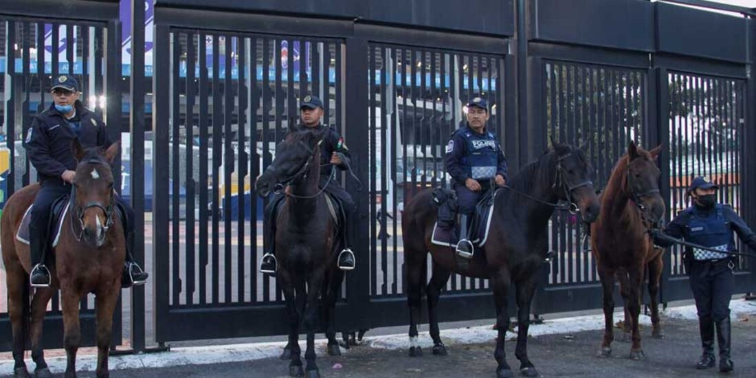En la imagen de archivo, elementos de la SSC resguardan las inmediaciones del Estadio Azteca durante un encuentro de futbol