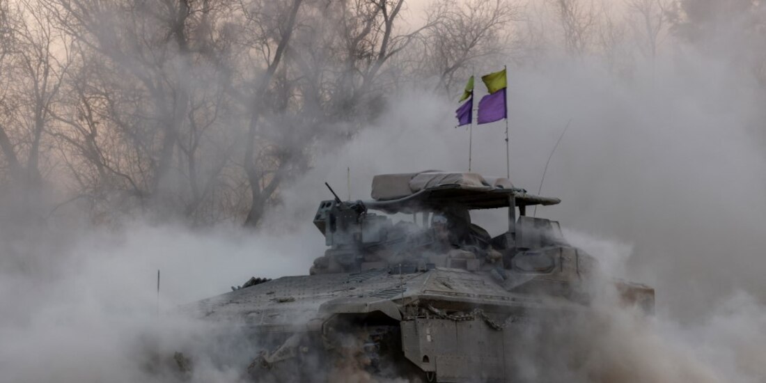 Un vehículo militar israelí maniobra, en medio del actual conflicto entre Israel y Hamás, cerca de la frontera entre Israel y Gaza, en Israel.