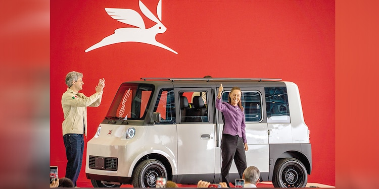 CLAUDIA SHEINBAUM, luego de conducir el auto eléctrico mexicano, ayer, en la Base Aérea Militar No. 1.