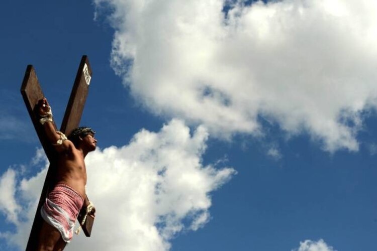 Las crucifixiones suelen tardar 10 minutos; después los mártires son atendidos por servicios médicos