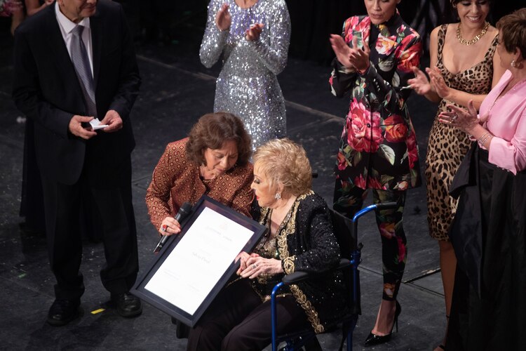 La directora del INBAL le entregó un reconocimiento.