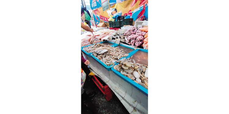 Productos marinos ofertados con deficientes medidas de higiene, ayer.