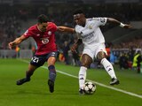 Vinícius dribla a Benjamin Andre durante el duelo de Champions League entre Lille y Real Madrid.