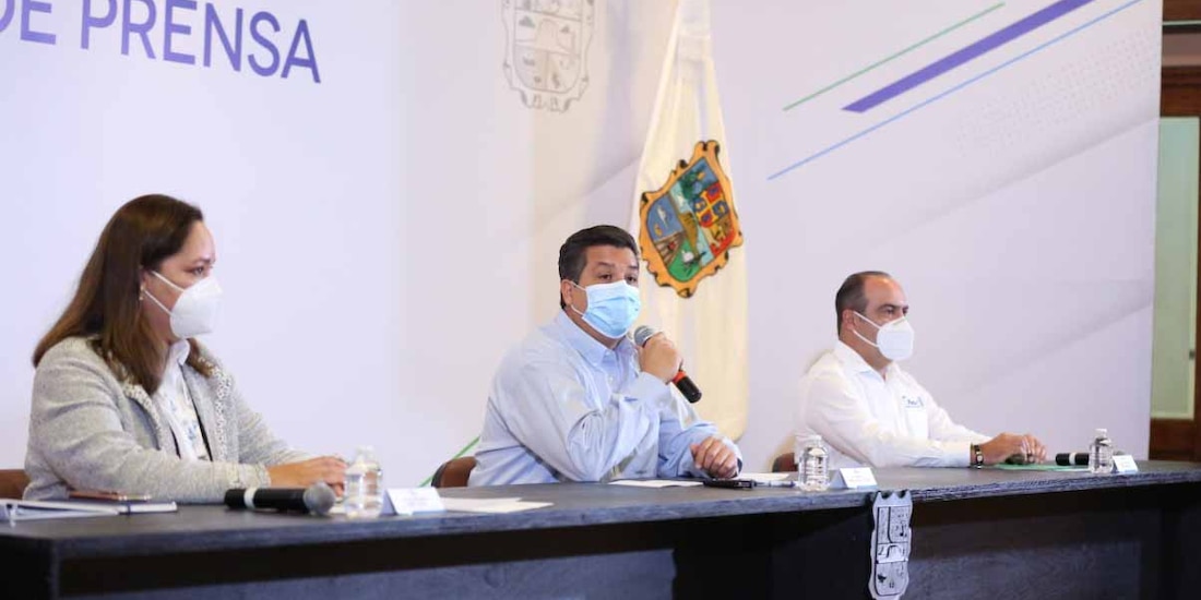 El gobernador Francisco García Cabeza de Vaca (centro) anuncio los nuevos proyectos aprobados por la CNH.
