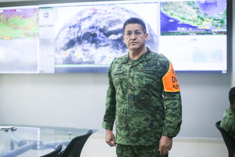 El coronel Guevara, quien supervisa la labor del personal meteorológico.