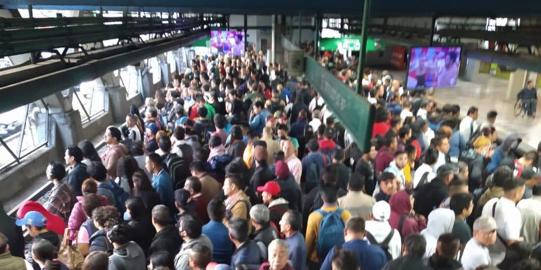 Metro CDMX inició con retrasos y aglomeraciones en rutas como la Línea 8, en foto.