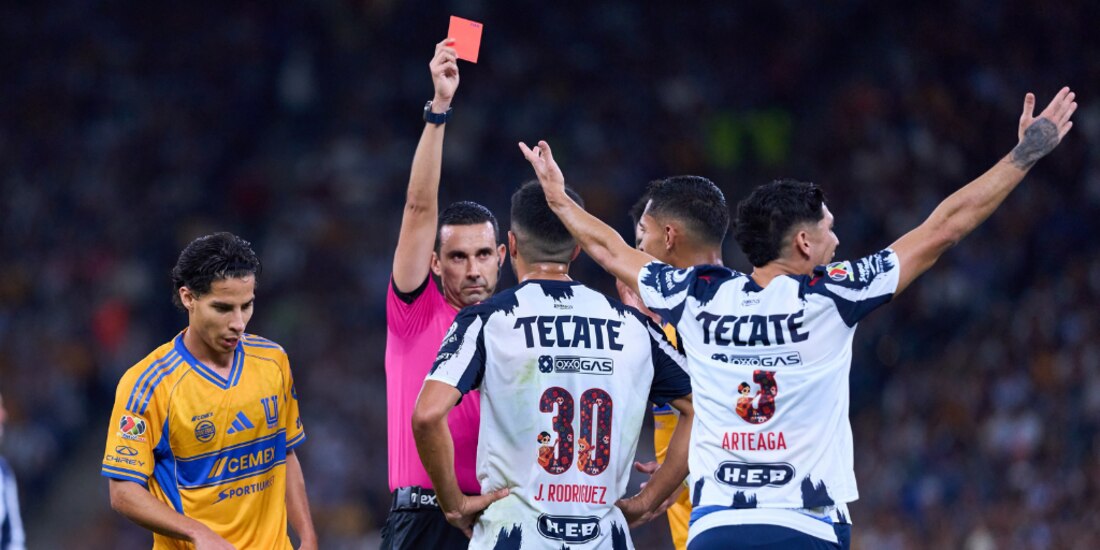 César Arturo Ramos ya expulso a dos jugadores en el Clásico Regio.