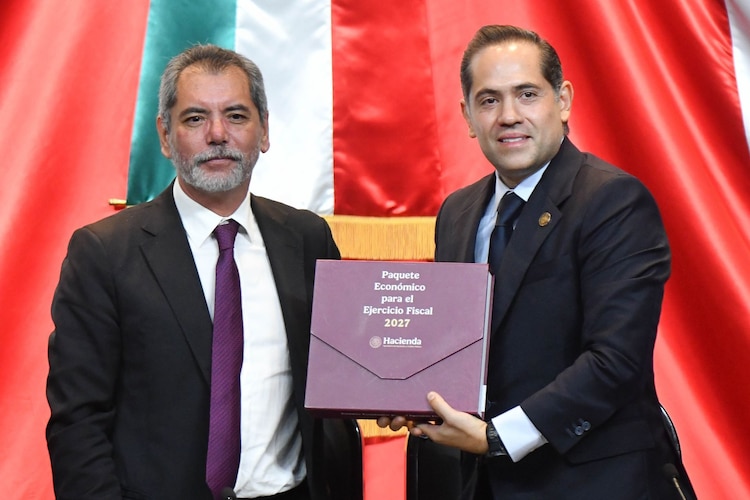 Édgar Amador Zamora, secretario de Hacienda, entrega el Paquete Económico 2027 a la Cámara de Diputados, el 8 de septiembre de 2026.