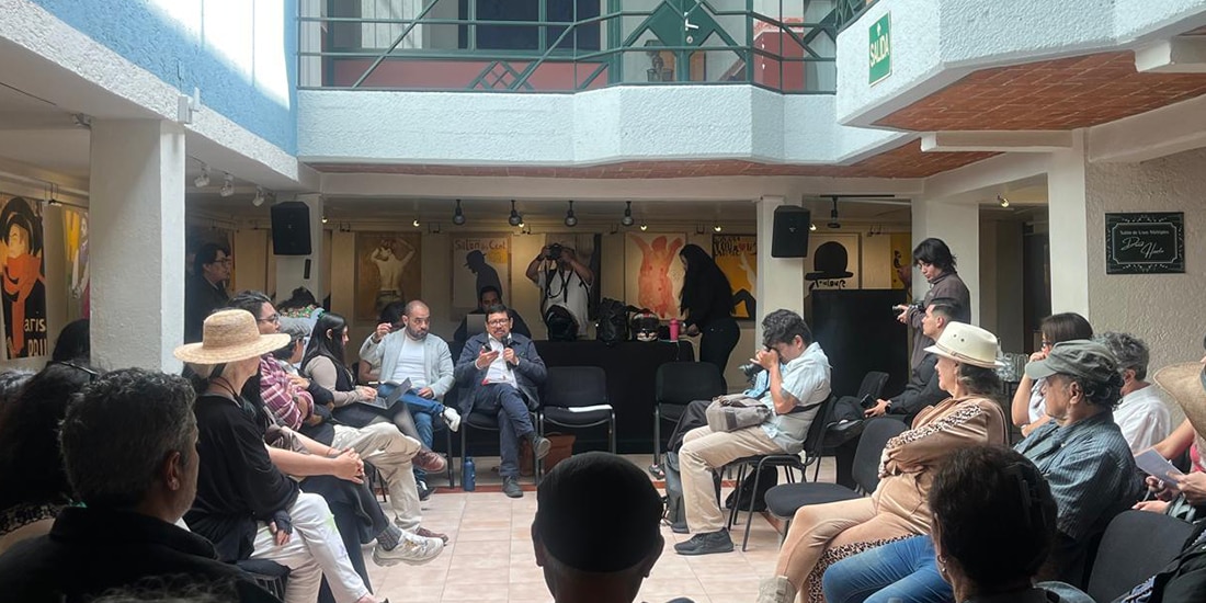 PARTICIPANTES, ayer, durante la mesa de debate en la Casa del Poeta