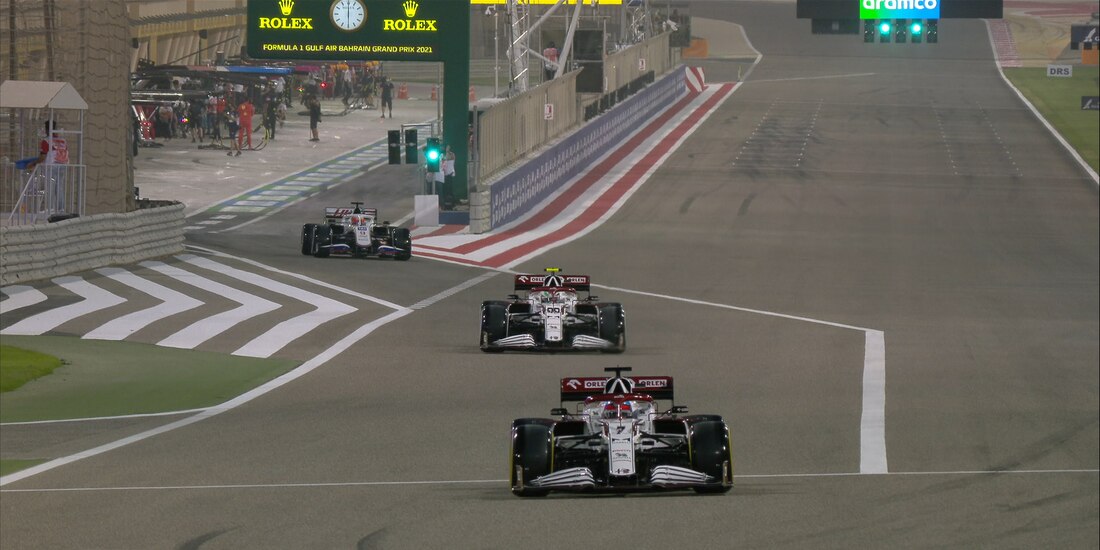 Algunos monoplazas en la sesión de prácticas de cara al Gran Premio de Baréin de F1.