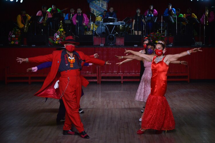 Demostración de baile de los tradicionales pachucos.