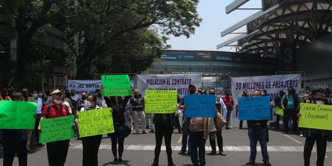 Con pancartas empleados reclaman el pago correspondiente a utilidades.