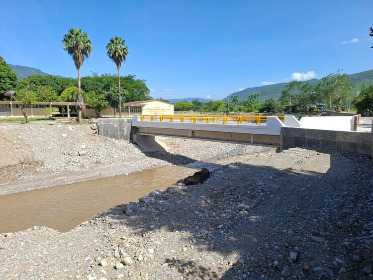 Las obras de rehabilitación de puentes, con una inversión de mil 880 mdp, mejoran la conectividad carretera en el estado de Guerrero.