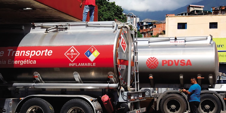 Camiones cisterna descargan combustible en una gasolinera en Caracas, Venezuela, ayer.