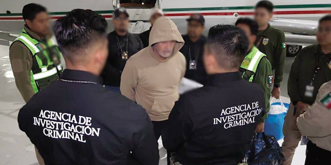 Hernán Bermúdez llega al aeropuerto de Toluca al ser extraditado de Paraguay el 18 de septiembre.