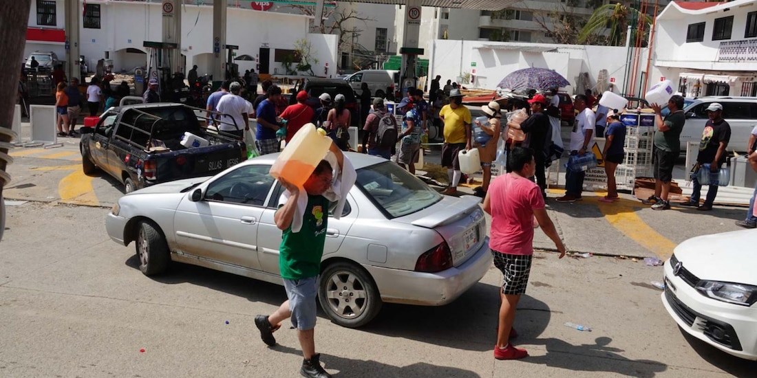Personas esperan en largas filas para abastecerse de gasolina luego de que su venta se mantuviera suspendida derivado de las afectaciones por Otis.