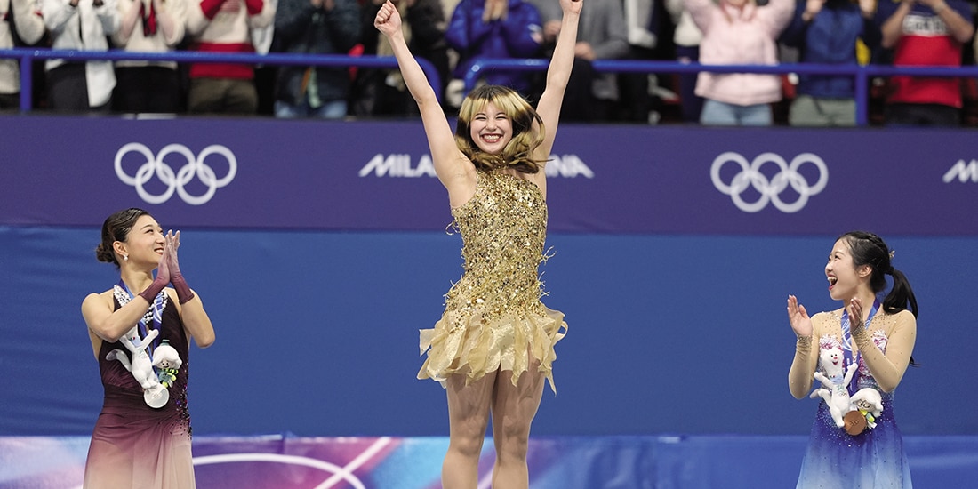 Alysa liu salta de alegría en el podio, ayer, tras conseguir el oro.