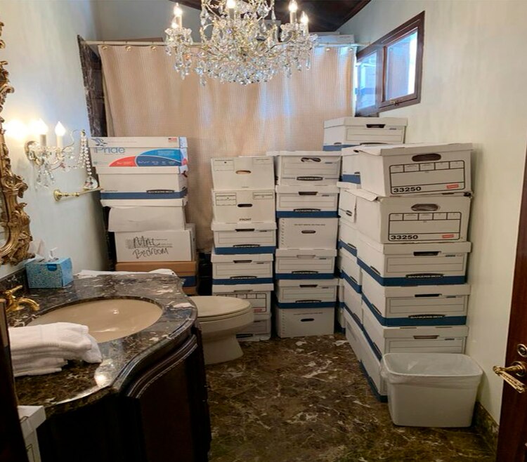 fotos difundidas por el Departamento de Justicia de EU de las cajas con los documentos que tenía Trump en el baño de su residencia de Mar-a-Lago.