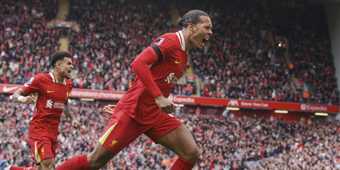 El defensa del Liverpool celebra tras anotar el gol de la victoria ante el West Ham en la Liga Premier, ayer.
