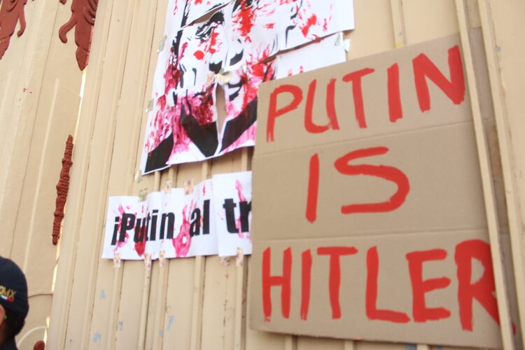 “Putin is Hitler” (Putin es Hitler), reza uno de los carteles con los que la comunidad ucraniana en México protesta frente a embajada rusa.