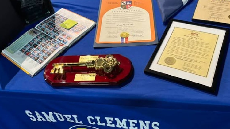 Peso Pluma recibió reconocimiento en su antigua escuela