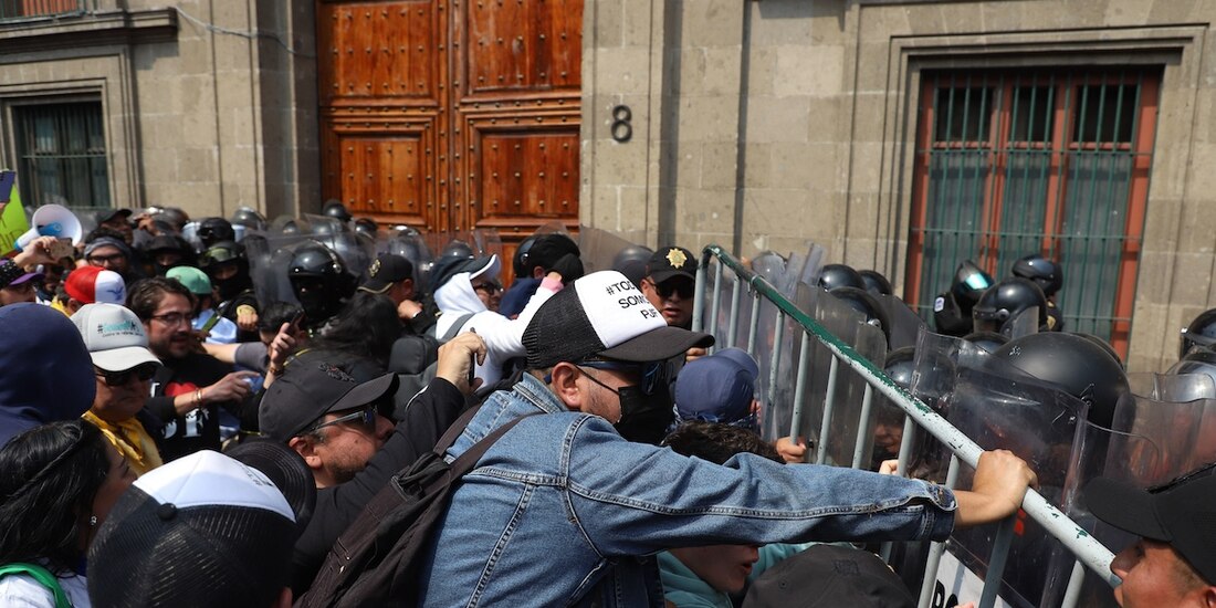 Trabajadores del Poder Judicial, en un momento de tensión con la Policía, ayer afuera de Palacio Nacional.