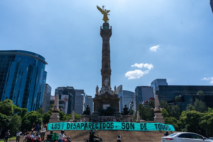Aspecto de la marcha por el Día Internacional de las Víctimas de Desapariciones Forzadas sobre Reforma en la CDMX