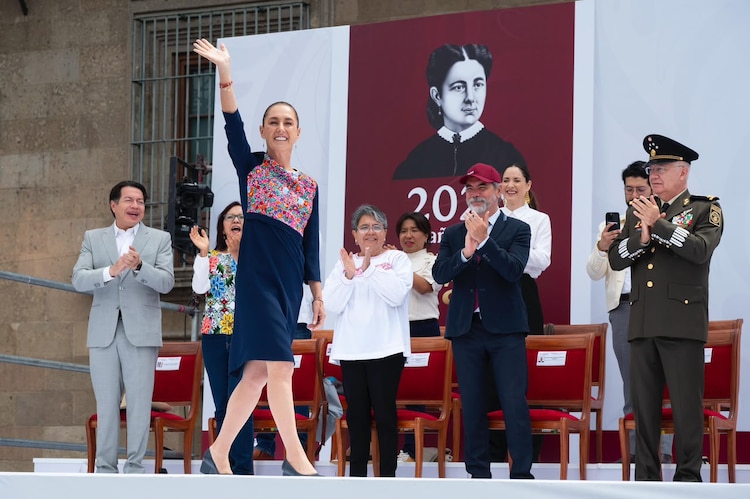 La mandataria federal detalla las inversiones públicas dirigidas a movilidad, salud y educación durante su mensaje en la plaza pública.