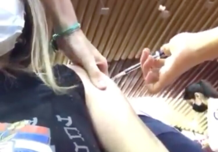 El video de la simulación de la aplicación de la vacuna contra COVID-19 ha sido replicado en diversas cuentas de redes sociales