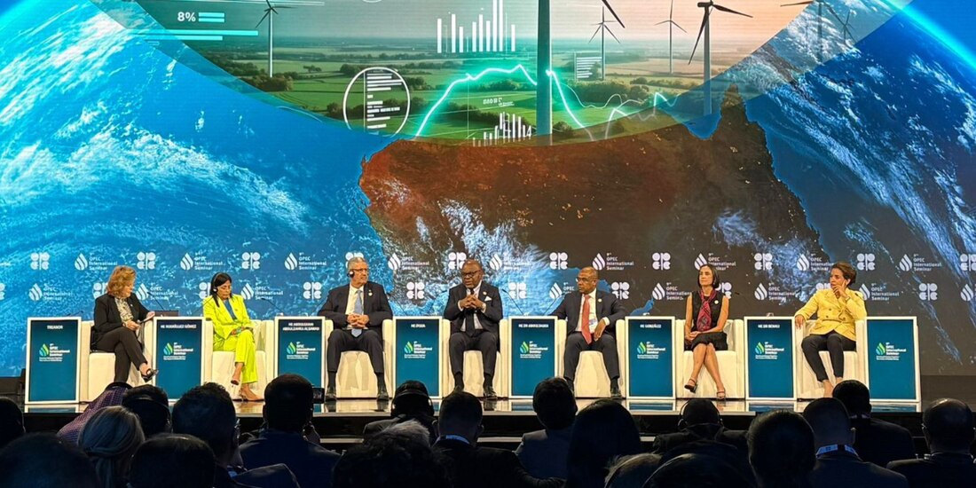 La secretaria de Energía (negro, der.), el miércoles, en el Seminario de la OPEP.