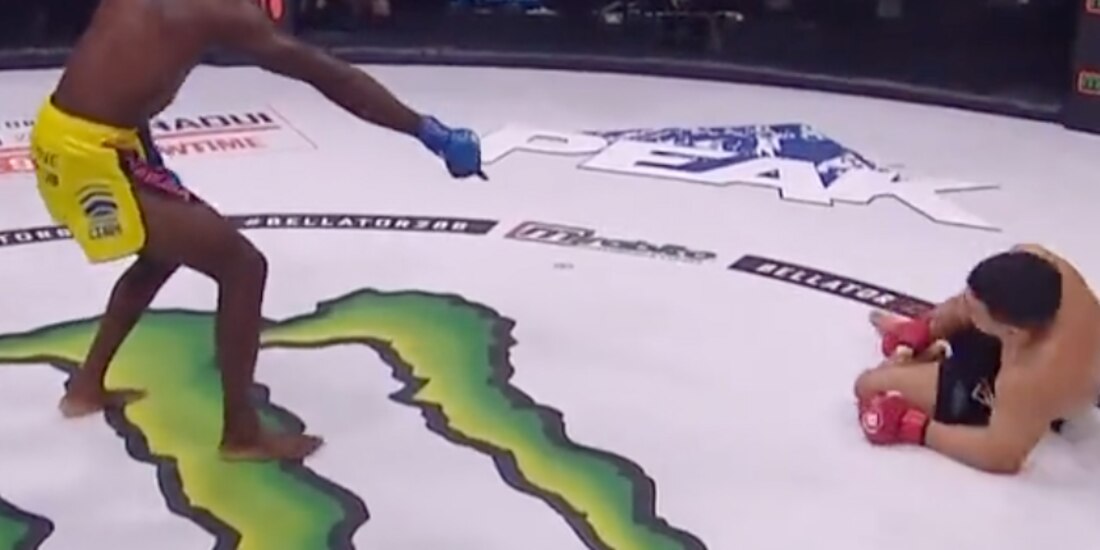 Richard Palencia yace tendido justo después de lesionarse en su pelea contra Cee Hay Hamilton en Bellator 286.