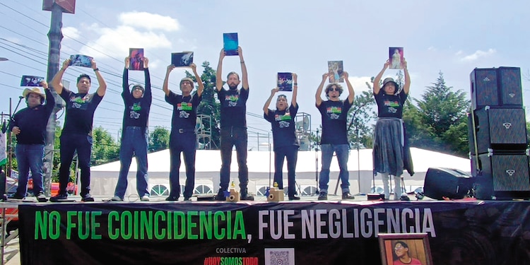 Familiares Y la defensa de Miguel Ángel Rojas, ayer, al iniciar el Anticoncierto en su memoria.