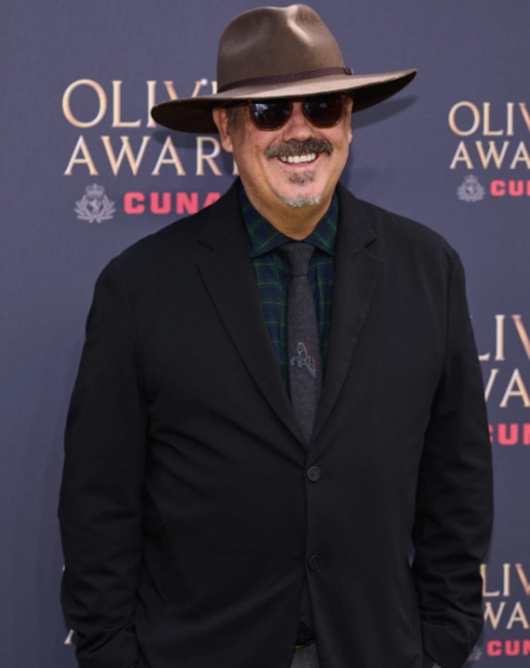 Duncan Sheik posa para fotógrafos a su llegada a los Premios Olivier en Londres, Inglaterra, el domingo 12 de abril de 2026.