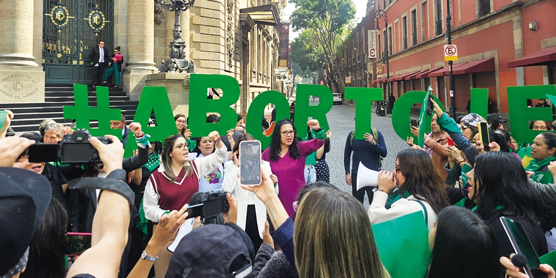 Feministas exigen afuera del Congreso local despenalizar el aborto, en 2024.