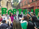 Feministas exigen afuera del Congreso local despenalizar el aborto, en 2024.