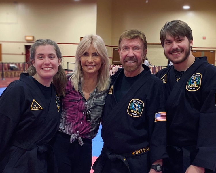 Chuck Norris con sus hijos al recibir sus cintas negras de artes marciales