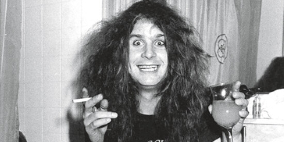 El príncipe se sienta en su trono