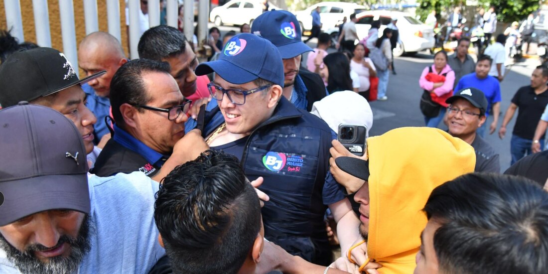 Momento en el cual sujetos agreden al alcalde en BJ, ayer.