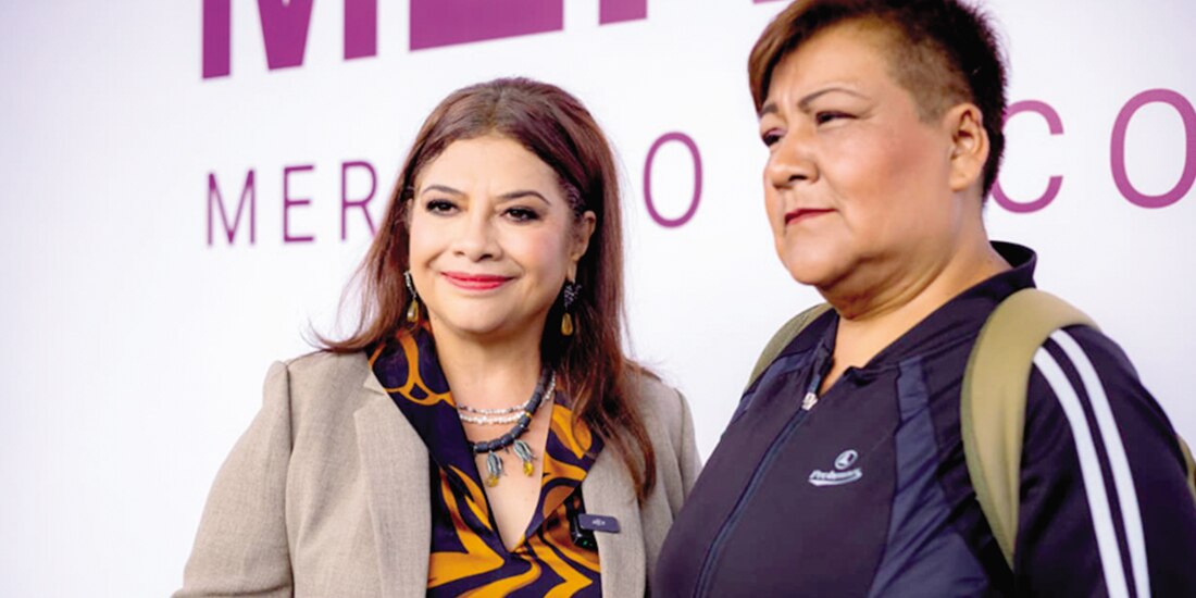 La jefa de Gobierno, Clara Brugada, ayer, al entregar los apoyos.