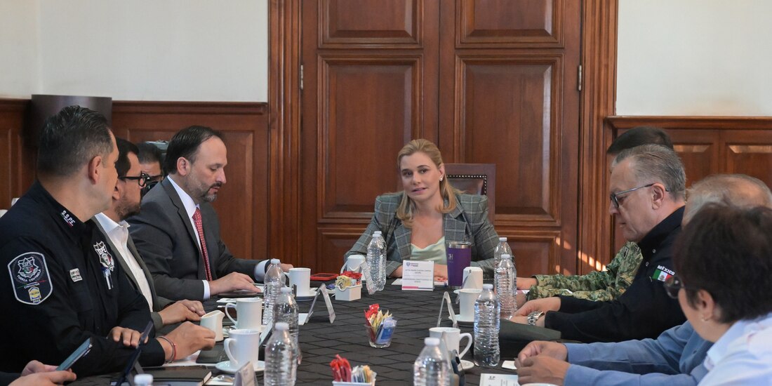 Maru Campos con integrantes de su gabinete en Chihuahua.