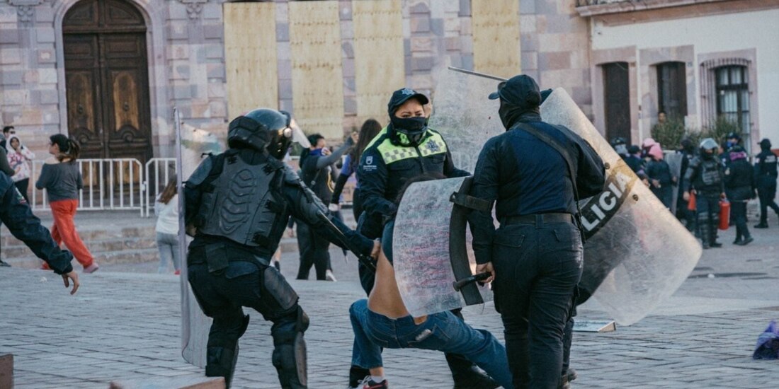 Policías reprimen a mujeres en la marcha del 8M, el 8 de marzo de 2024.