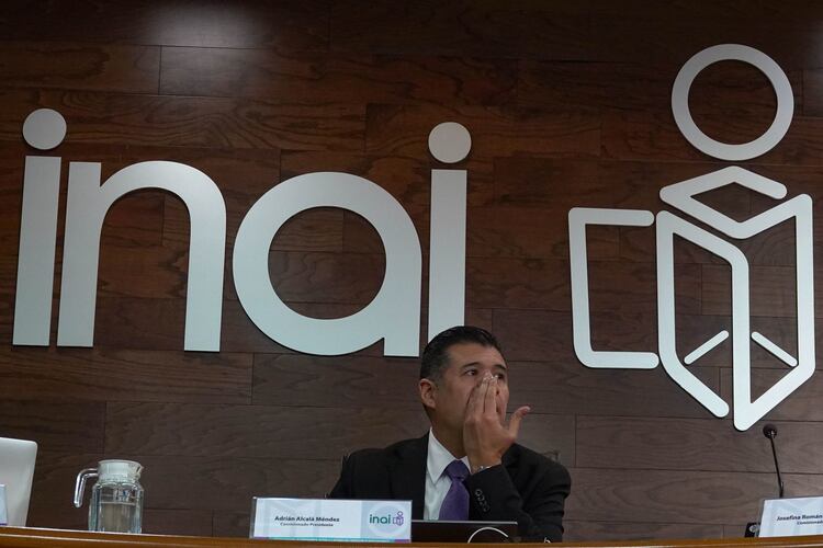 Adrián Alcalá, consejero presidente del INAI, señaló que "es un día triste para la democracia", tras aprobación de eliminación de órganos autónomos en Cámara de Diputados.