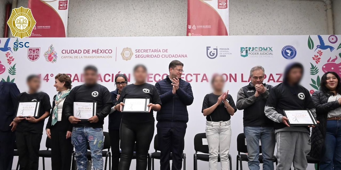 Autoridades de la SSC, encabezadas por Pablo Vázquez Camacho, entregan reconocimientos a los 72 graduados del Programa Reconecta con la Paz.