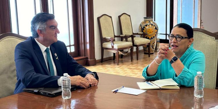 El gobernador estuvo acompañado por el secretario general de Gobierno, Héctor Villegas González, y el secretario de Seguridad Pública, Sergio Chávez García.