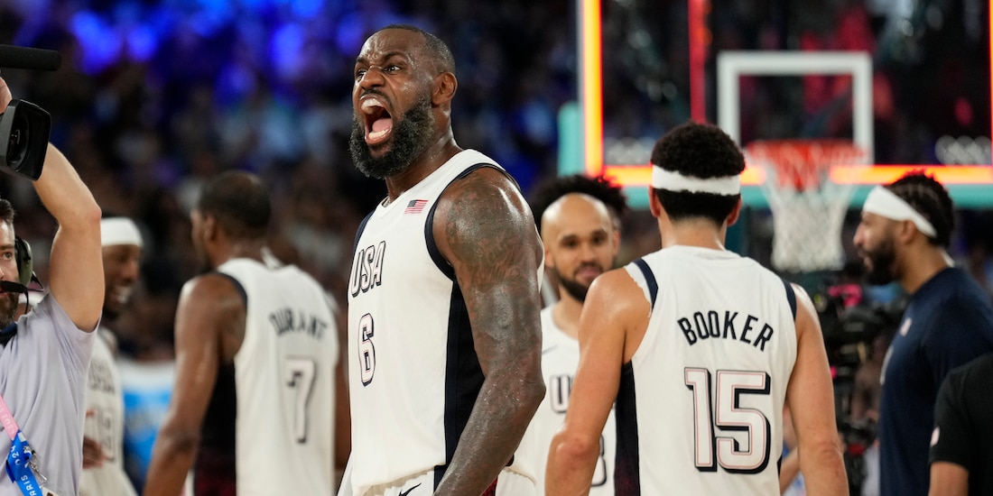 LeBron celebra una de sus anotaciones, ayer.