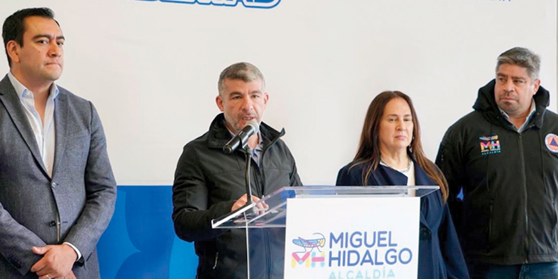 El alcalde (centro) durante una conferencia, ayer.