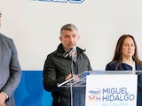 El alcalde (centro) durante una conferencia, ayer.